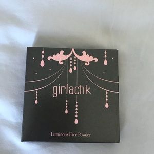 Facepowder by Girlactik in color Deep